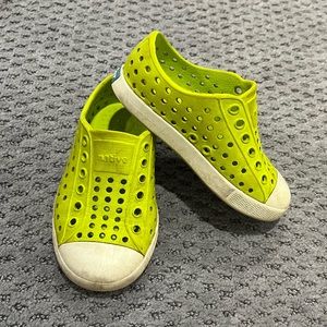 Boys Neon Green Natives Size 7 Toddler